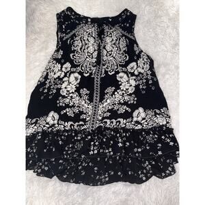 Bila women's sz. L black & white sleeveless boho style blouse. Pretty, comf